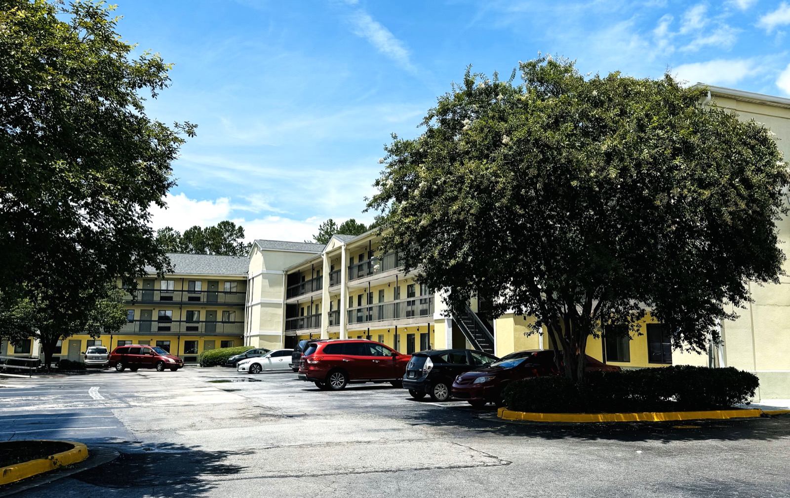 WeeklyStay Augusta hotel building